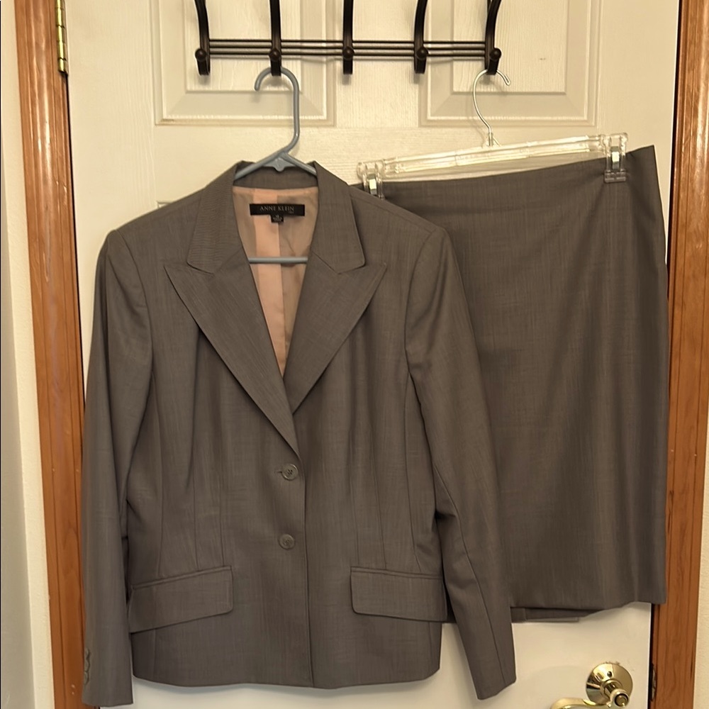 Anne Klein Gray Tailored Suit Set. Size 14 Jacket and pencil skirt.